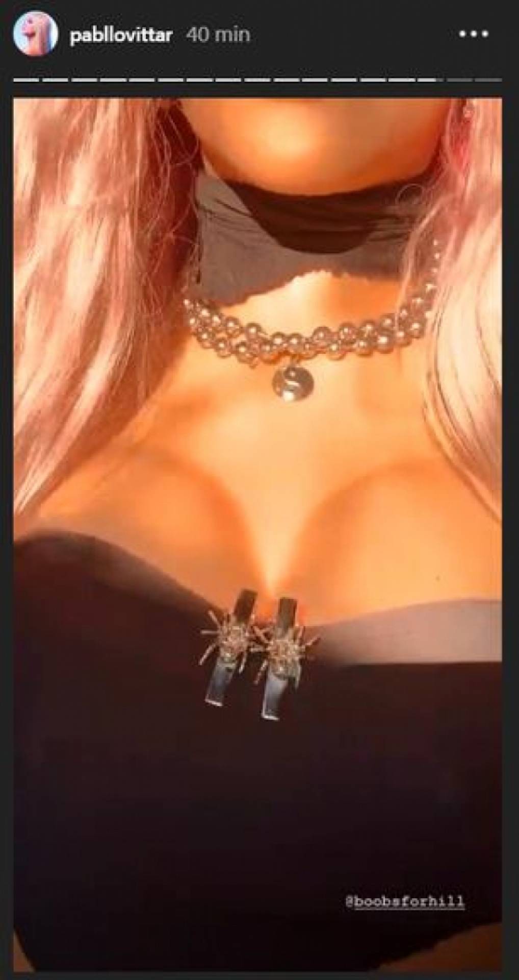 Pabllo Vittar rebola com prótese nos seios