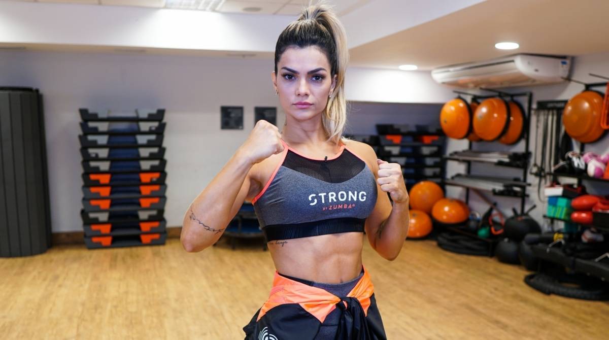 Kelly Key praticando Strong by Zumba