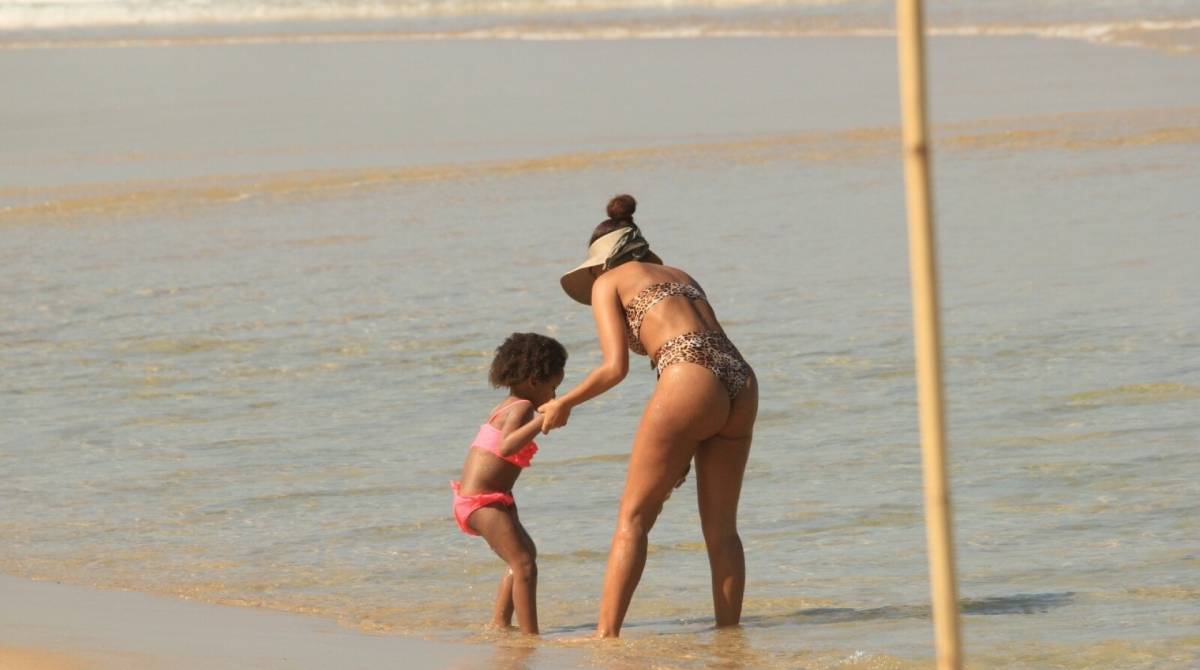 Taís Araujo esbanja boa forma em dia de praia com a filha no Rio | Fábia  Oliveira | O Dia