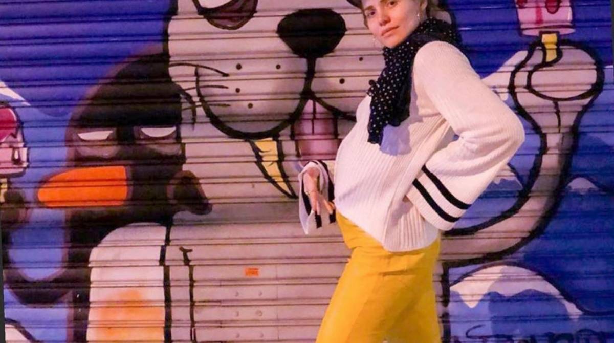 Letícia Colin mostra a barriguinha de grávida