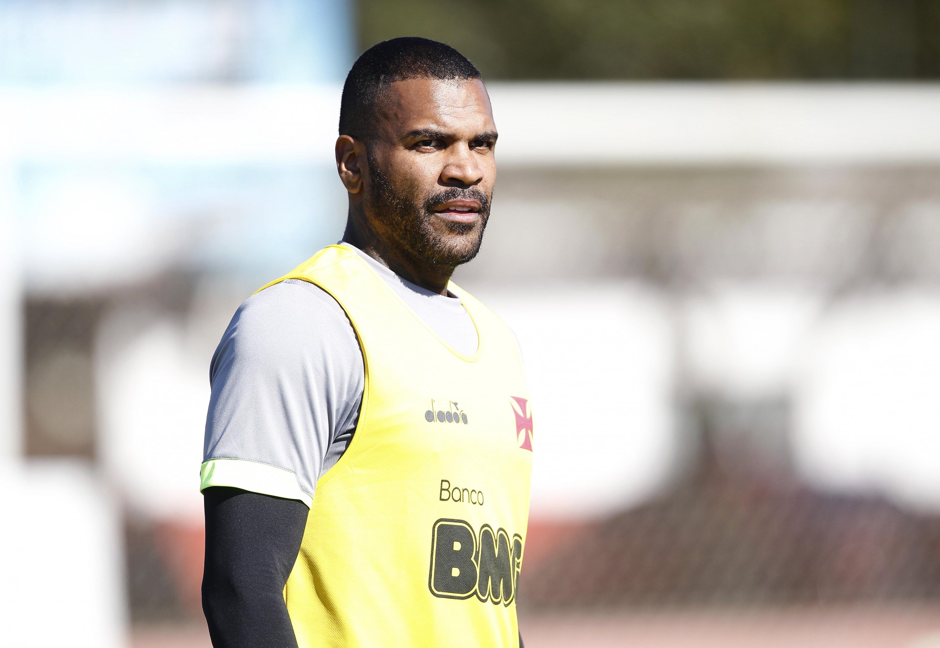 Euriquinho responde cr&iacute;ticas por contrata&ccedil;&atilde;o do ex-zagueiro Breno: 'Jogou muito'