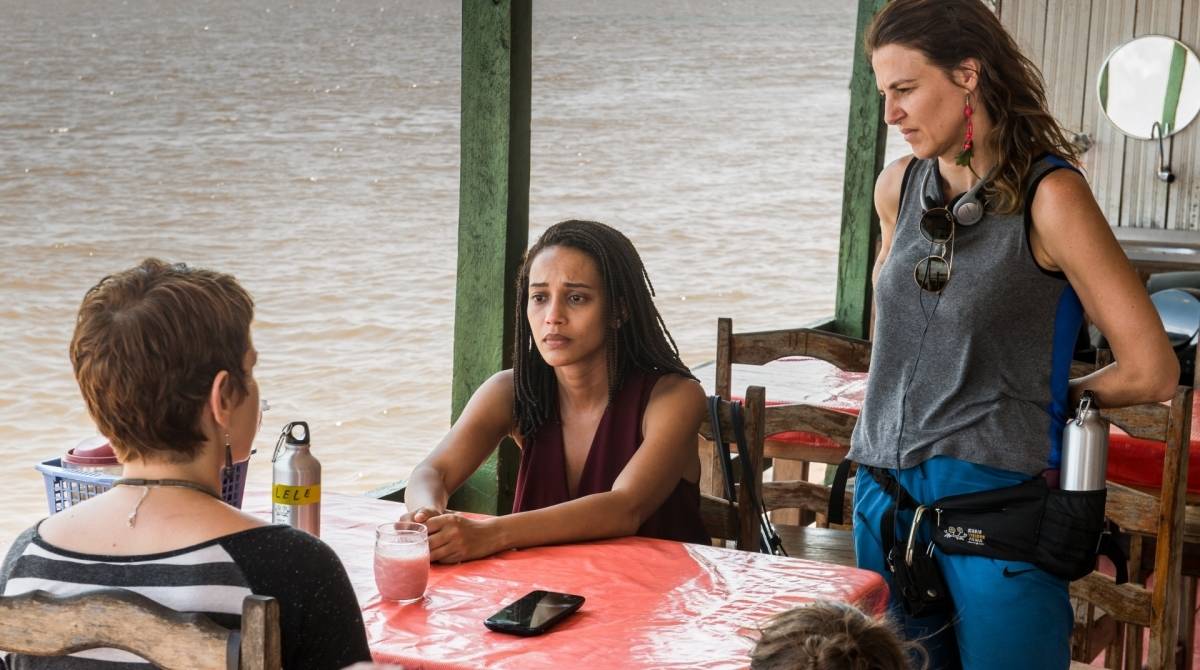 Bastidores:  Luiza (Leandra Leal) e Verônica (Taís Araújo) aguardam Rubens. Com a diretora Estela Renner