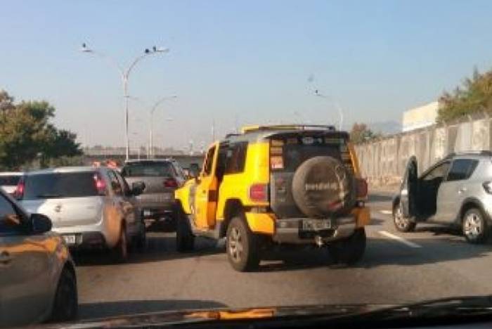 Motoristas ficaram no meio do tiroteio na Linha Vermelha durante confronto entre escolta armada e criminosos que roubaram carga