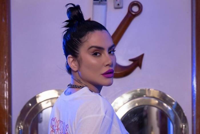 Cleo Pires sensualiza nas redes sociais e recebe crÃticas