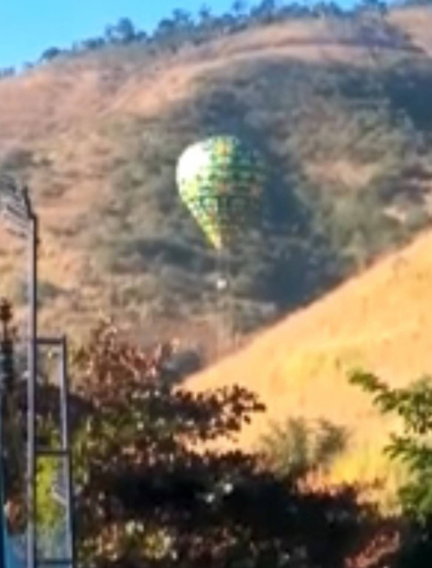 Balão caiu em mata próxima à autoestrada Grajaú-Jacarepaguá na manhã deste sábado - Reprodução