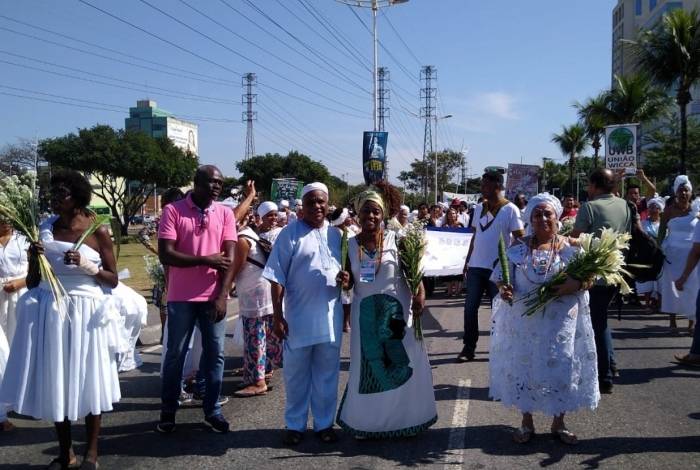 Manifestantes fazem caminhada na Baixada Fluminense contra a intolerância religiosa
