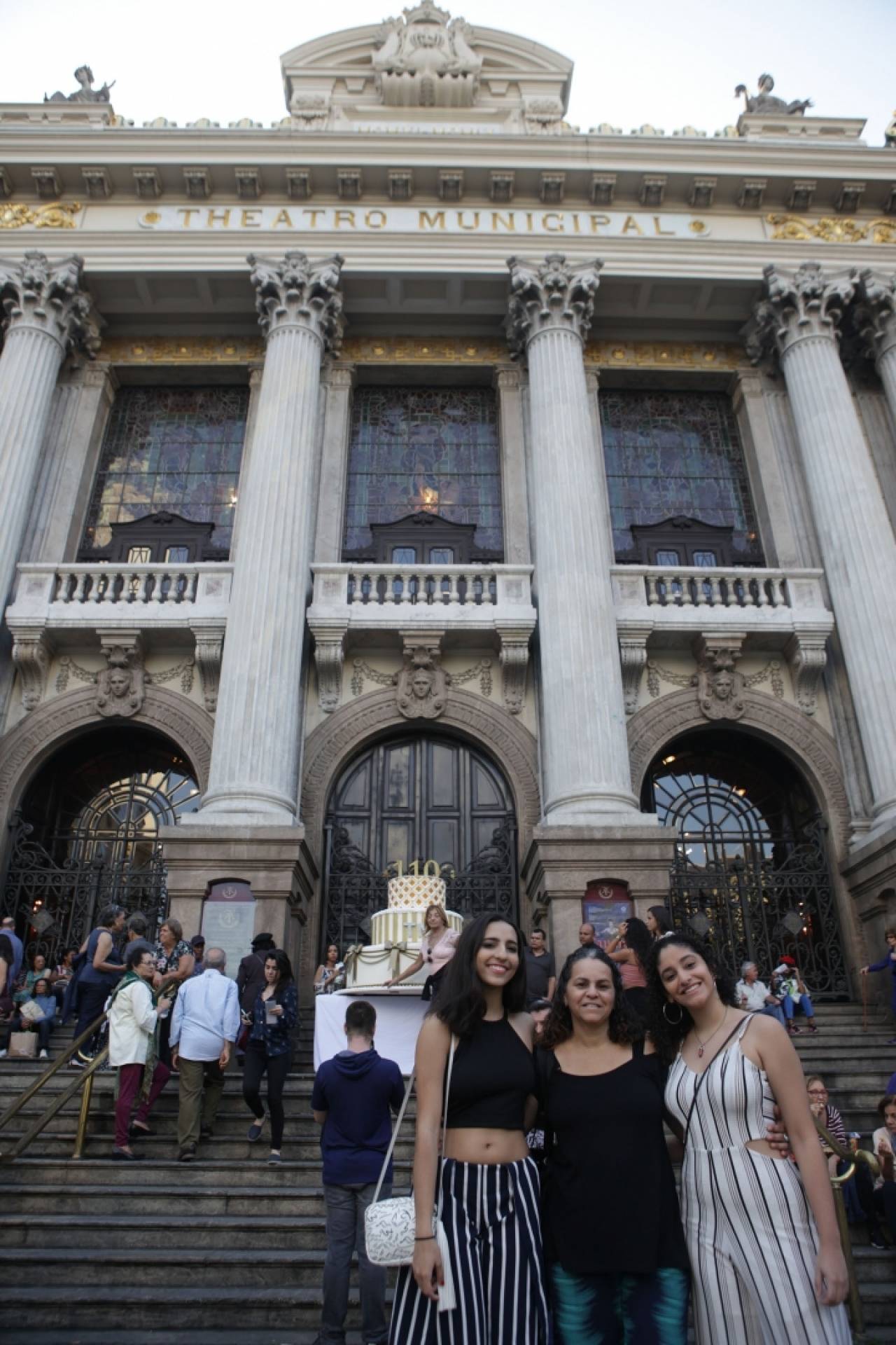 Rio, 14/07/2019  - Aniversario de 110 anos do teatro Municipal do Rio de Janeiro. Cinelandia, Centro do Rio. Na foto Nadia Matias, Maria Batriz e Geavana. Foto: Ricardo Cassiano/Agencia O Dia