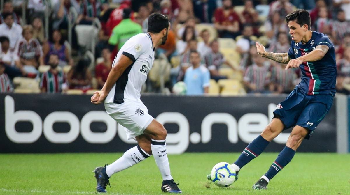 Mesmo marcado, Pedro chuta para o gol: ele foi um dos melhores do Fluminense - LUCAS MER&Ccedil;ON/ FLUMINENSE 