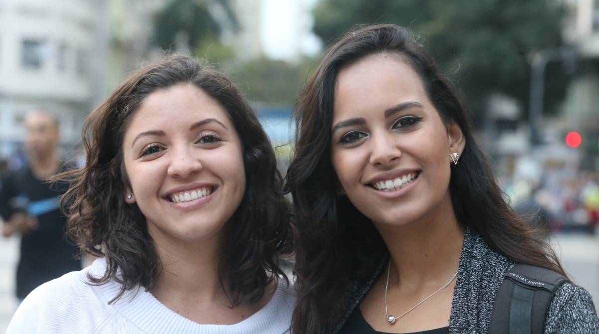 Povo fala sobre o Aplicativo de envelhecimento, o FACEAPP. Na foto as amigas Pryscylla Hidd e Juliana Gardona - Foto: Daniel Castelo Branco