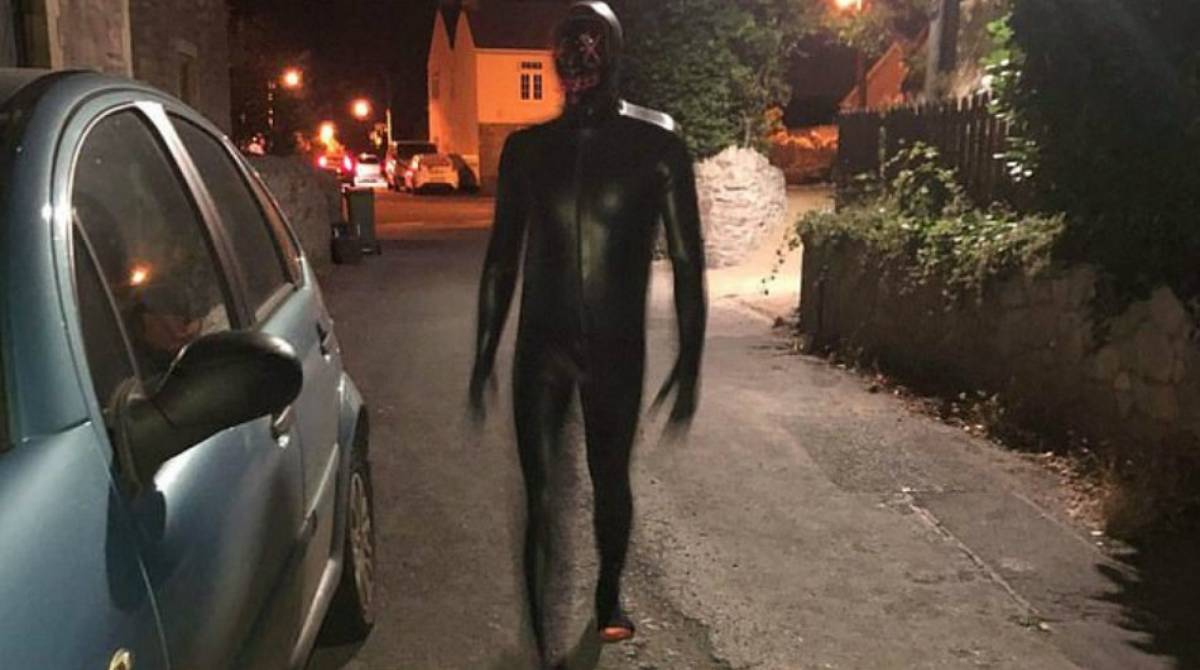 Vestido em traje sadomasoquista, homem misterioso assusta mulher em cidade  britânica | Mundo e Ciência | O Dia