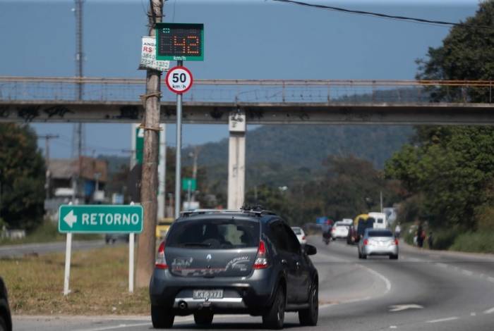 Em SÃ£o GonÃ§alo, na RJ 106, altura do bairro VÃ¡rzea das Mocas, placa orienta sobre limite de velocidade