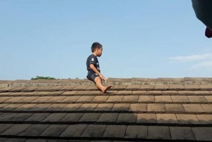 Menino só desceu do telhado após ser convencido por professor da escola em que estudava