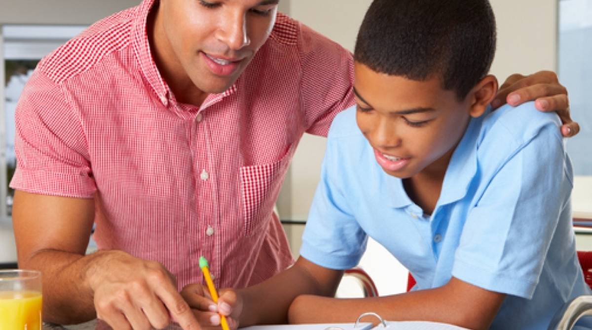 Pais podem ajudar os filhos no plano de estudos - Monkey Business Images