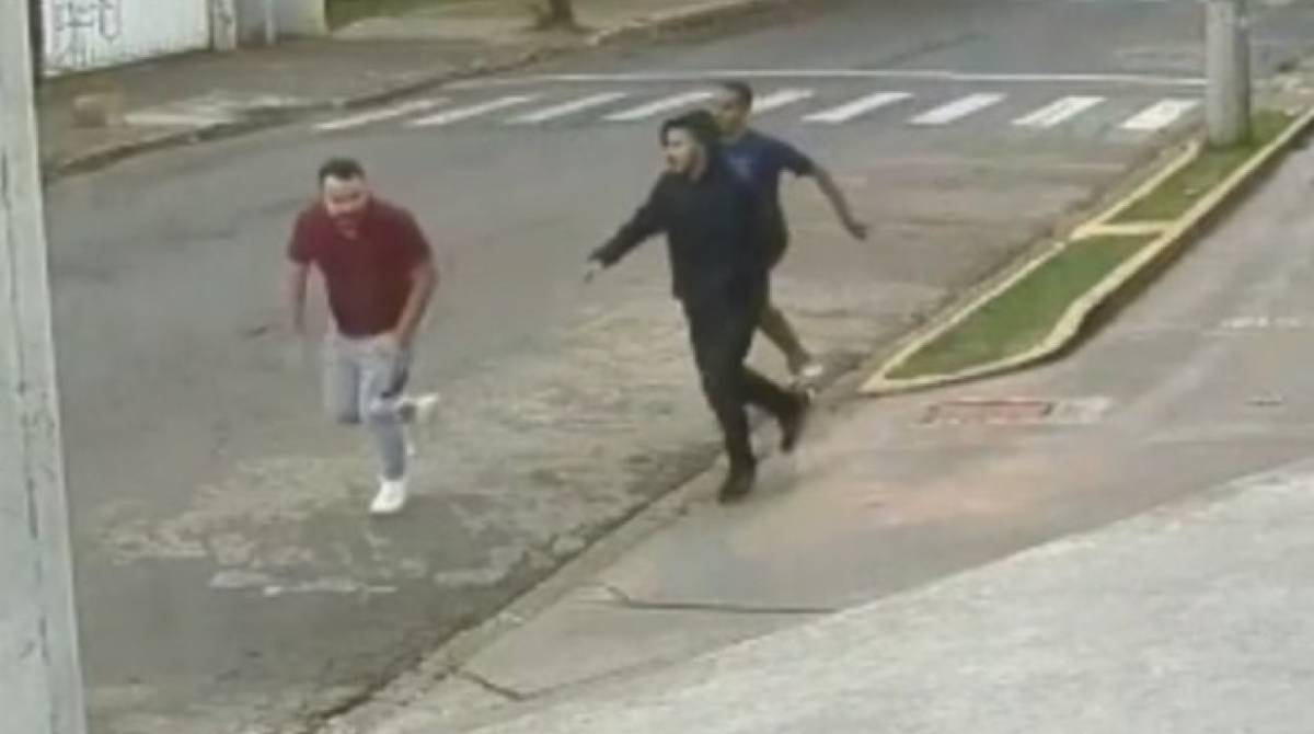 Momento em que jovem gay é agredido em rua de Goiânia - Divulgação