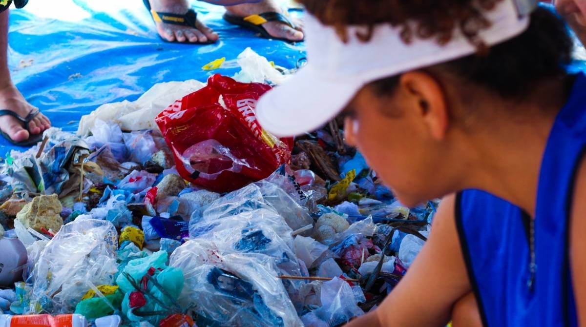 Adriana Calcanhotto participa de ação para limpeza da Praia do Leblon