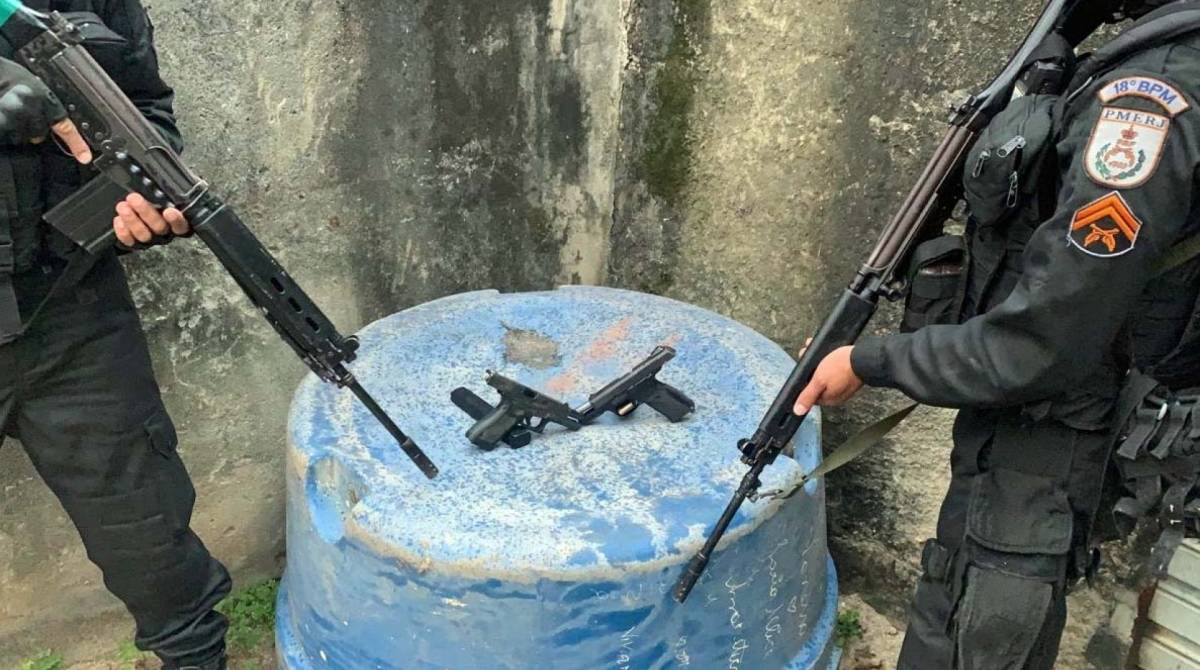 Pistolas encontradas com os suspeitos - Divulgação / Polícia Militar