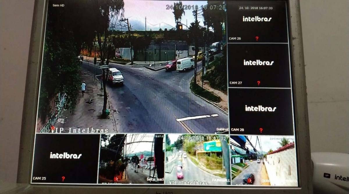 Monitor exibia imagens de vários pontos da Cidade de Deus - Divulgação / Polícia Militar
