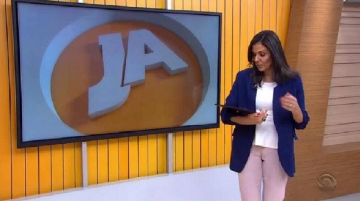 Cristiana Ranzolim deixa tablet cair ao vivo - Reprodução