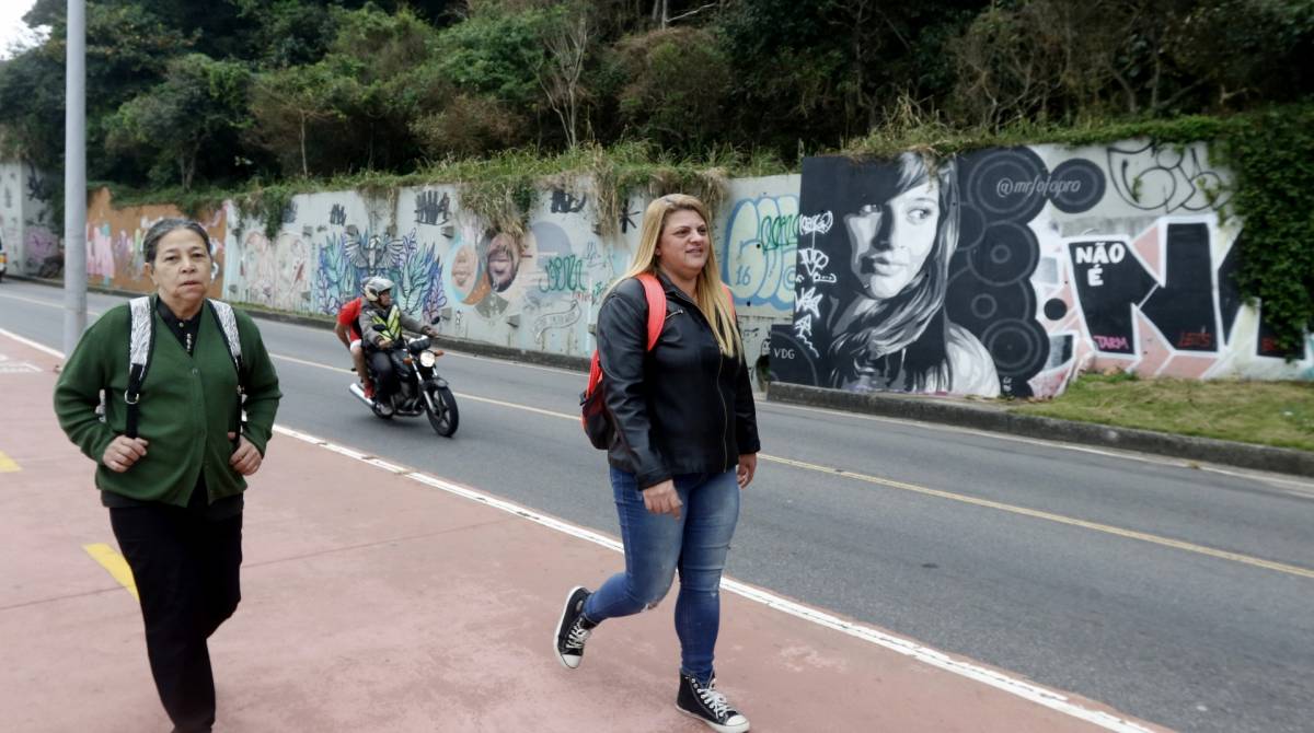 Rio de Janeiro - RJ  - 17/07/2019 - Fechamento da Avenida Niemeyer - Ordem judicial determina o fechamento da Avenida Niemeyer, na zona sul do Rio  - na foto, Aparecida Costa ( esquerda de calça preta) e Sueli Carvalho - foto: Reginaldo Pimenta / Agencia O Dia