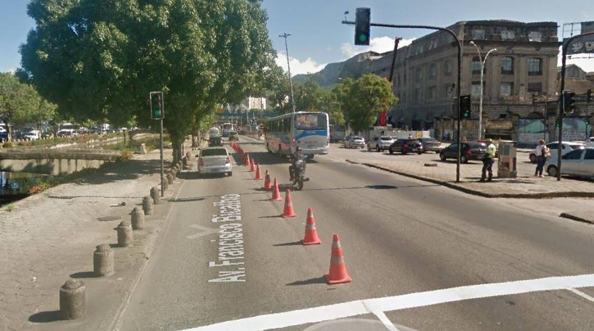 Acidente aconteceu na Avenida Francisco Bicalho, sentido Centro
