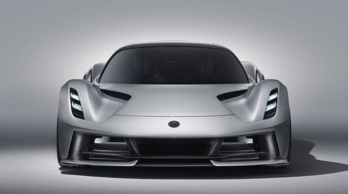 O Evija será o primeiro modelo fabricado com faróis baixo e alto a laser