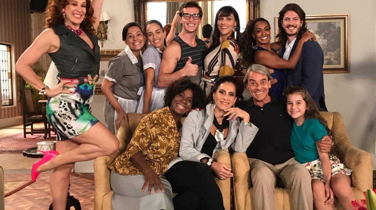 Acima, Claudia Raia; &agrave; esq., os filhos Enzo e Sophia. No alto, a atriz nos bastidores de 'Ver&atilde;o 90', caracterizada como Lidiane, com Isabelle Drummond; &agrave; dir., a estrela com o elenco da novela