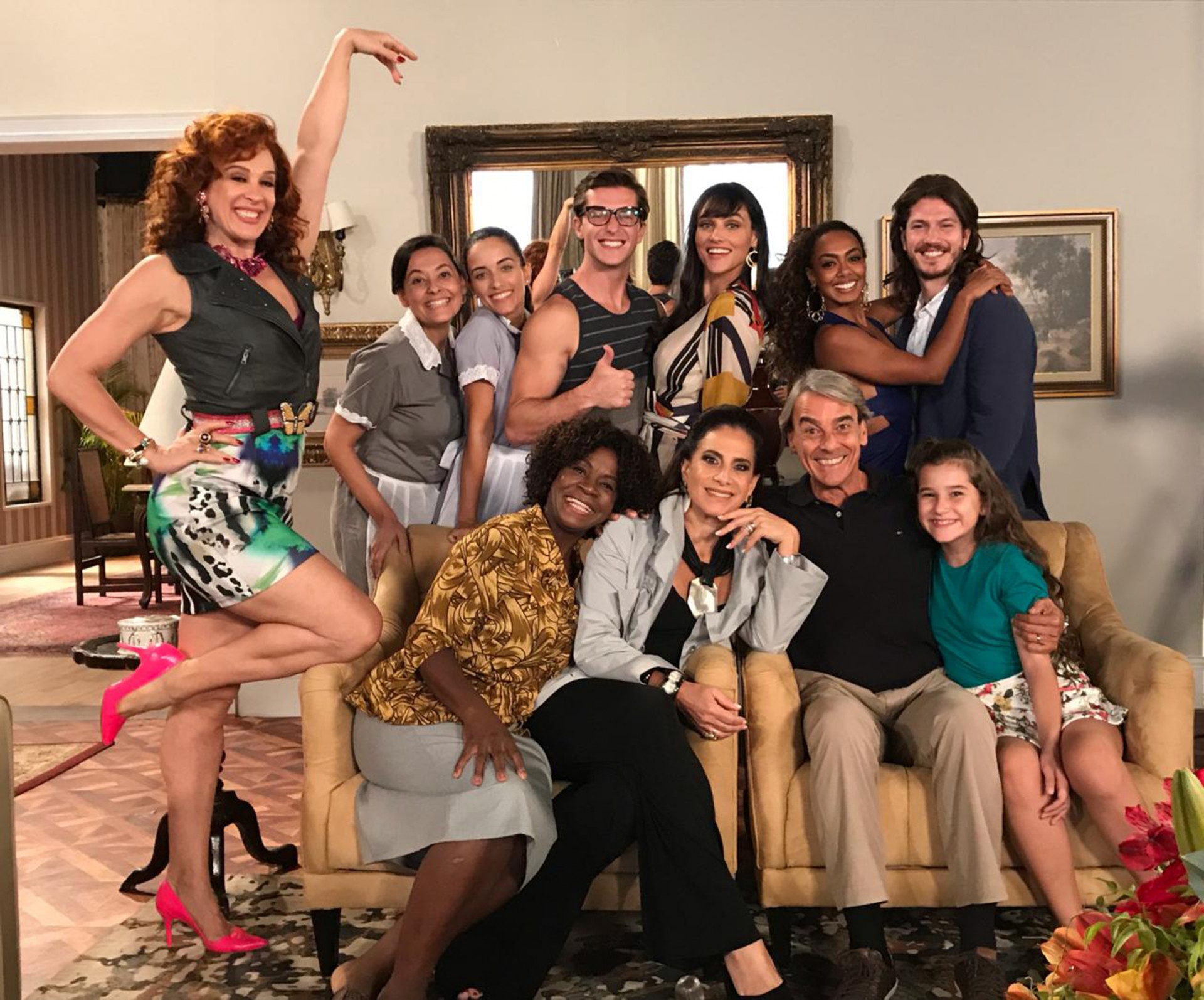 Acima, Claudia Raia; à esq., os filhos Enzo e Sophia. No alto, a atriz nos bastidores de 'Verão 90', caracterizada como Lidiane, com Isabelle Drummond; à dir., a estrela com o elenco da novela - Globo/Duivulgação