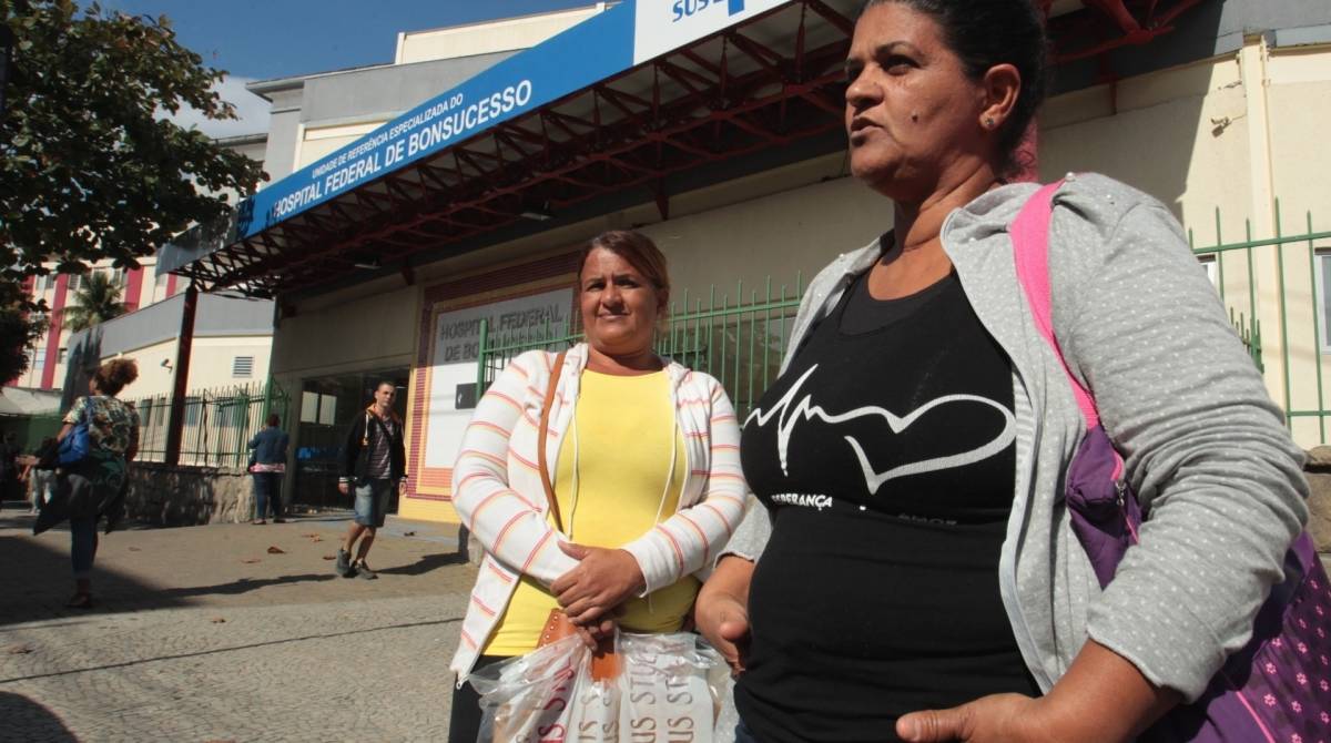 Elisete (D) só conseguiu atendimento para o pai após ele desmaiar - Estefan Radovicz 