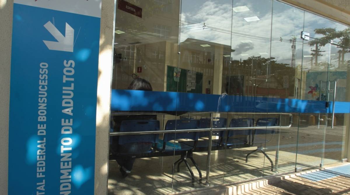 Matéria com personagens nos hospitais Federais, Andaraí e Geral de Bonsucesso. Na foto, Na foto,No HGB, a emergência vazia.