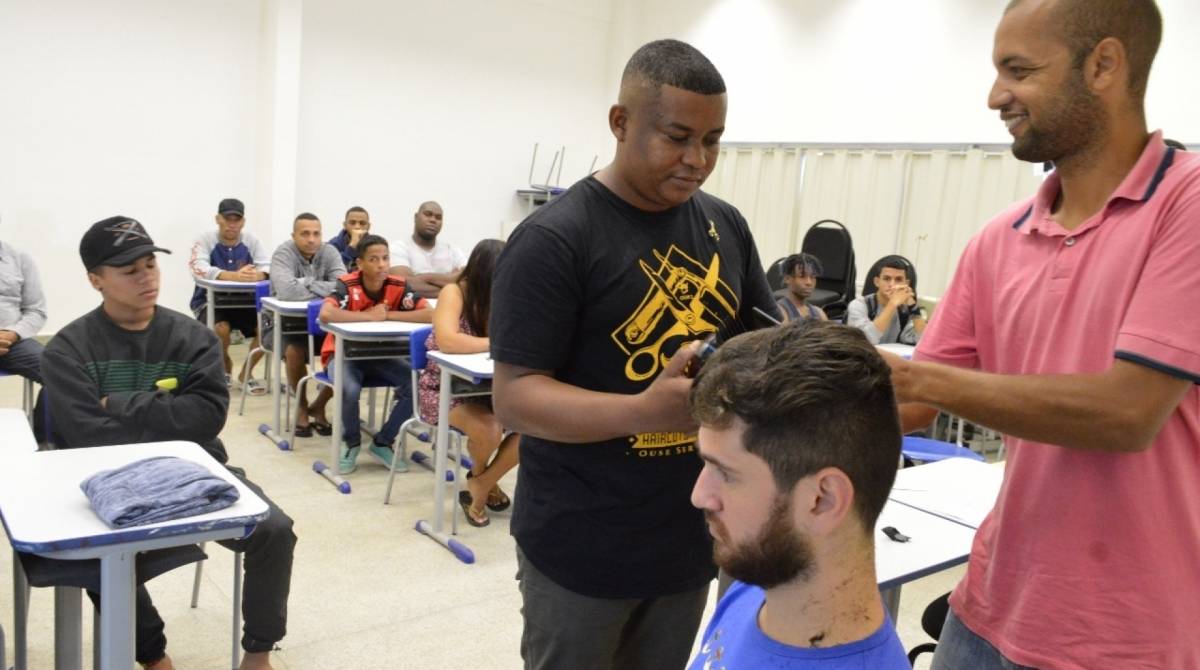 Cursos oferecidos no CEU, em Queimados