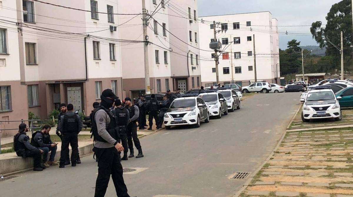 Os policiais estiveram no Condomínio Roberto Costa, uma das áreas de atuação da milícia