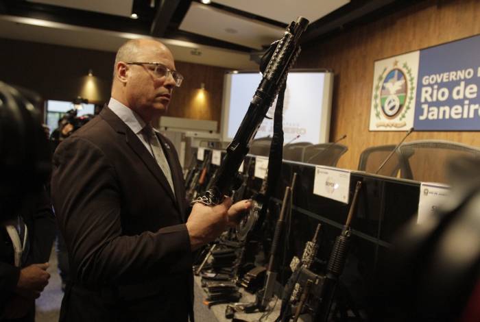 O governador Wilson Witzel vistoria as armas do paiol do tráfico apreendido no Complexo da Maré