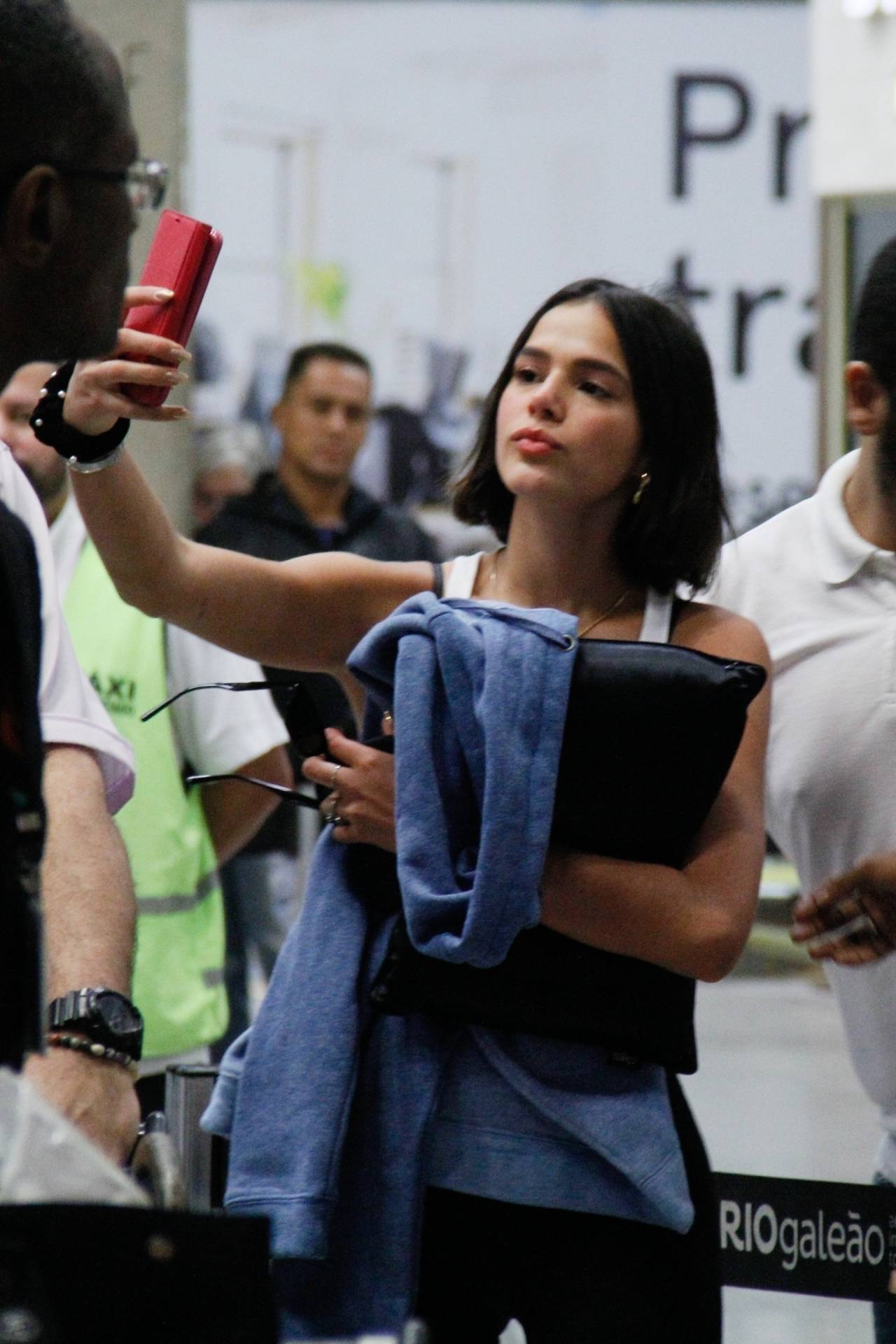 Bruna Marquezine faz a alegria dos fãs no aeroporto do Galeão
