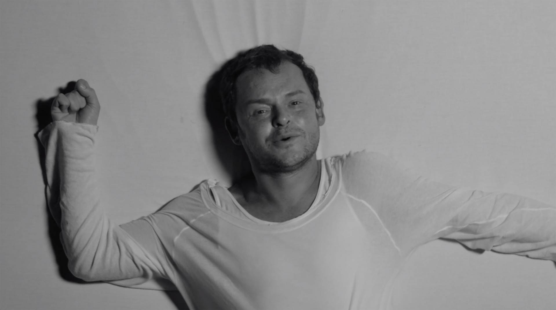 Matheus Nachtergaele em cena de 'A serpente', baseado na última peça de Nelson Rodrigues