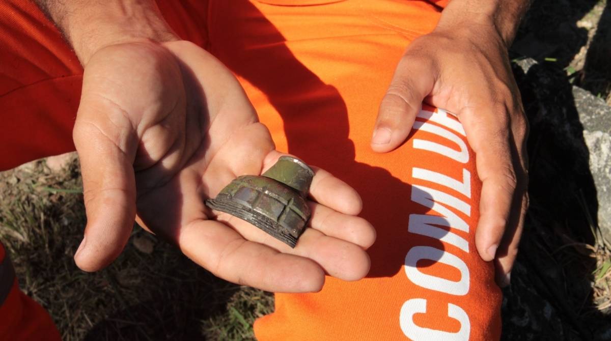 Gari mostra um pedaço da granada, após a explosão controlada - Estefan Radovicz