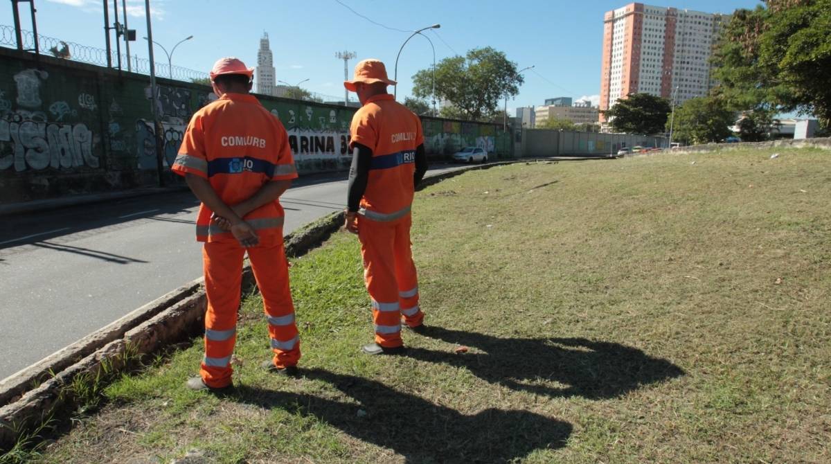Granada é encontrada por garis na Praça onze. Na foto, Garis observam o local da detonação provocada e controlada pelo Esquadrão Antibombas.     