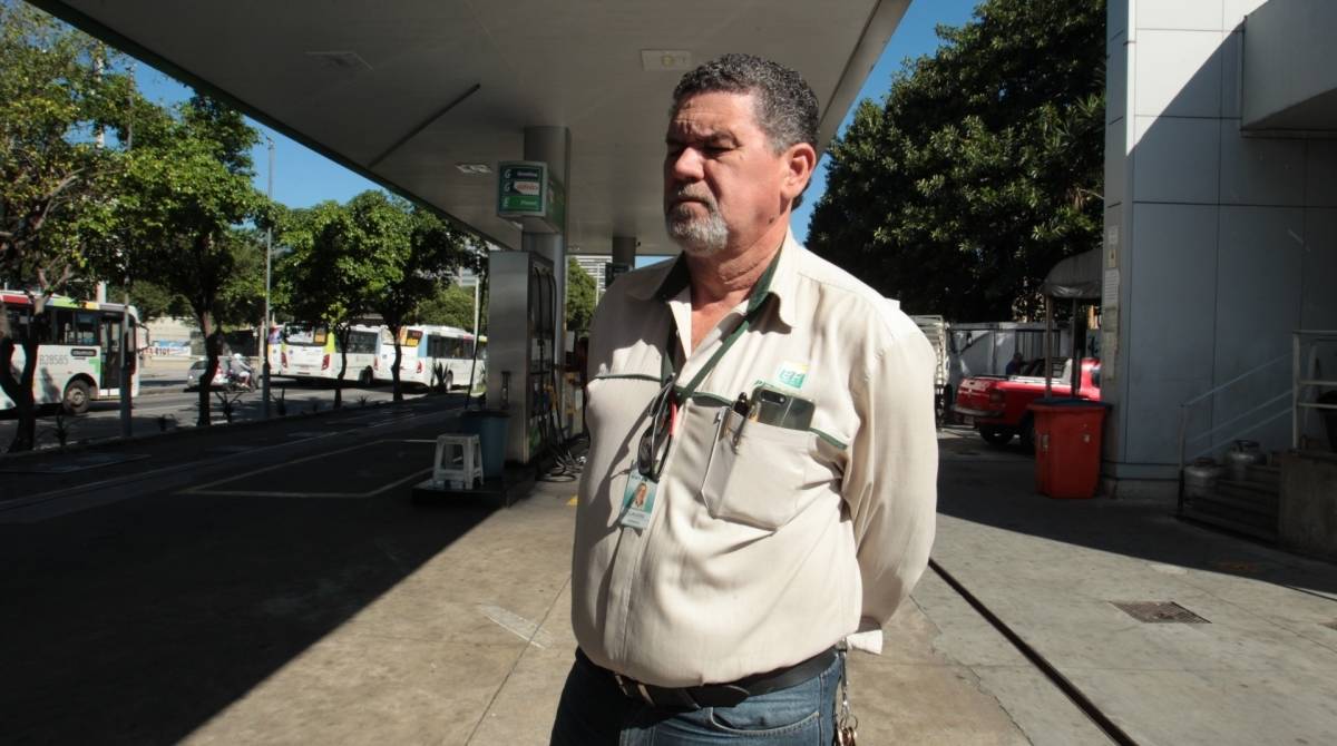 Granada é encontrada por garis na Praça onze. Na foto, Claudio Jardim. Gerente do posto BR, próximo ao local onde a granada foi achada.               