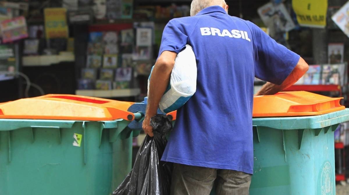 Homem revira latas de lixo na praça da Cinelândia. -  Estefan Radovicz