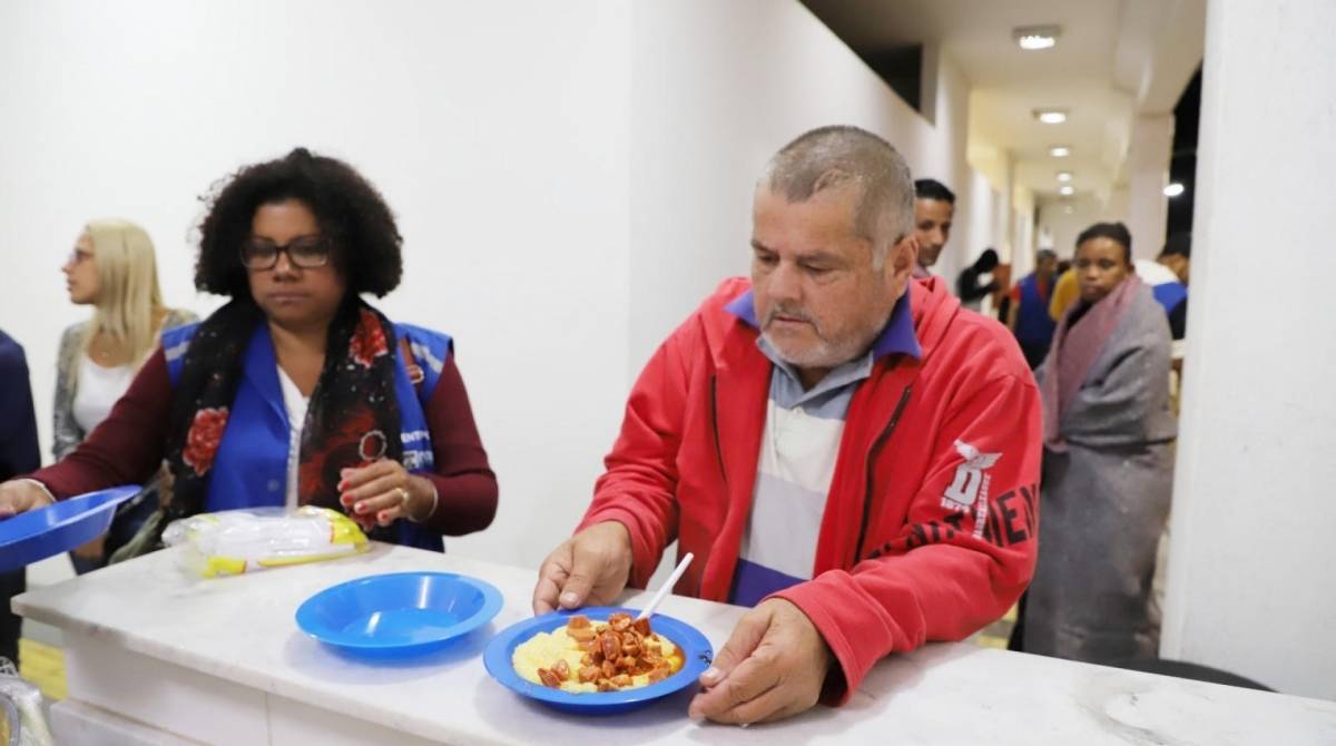 População de rua de Campos pode passar uma noite aquecida e segura no Abrigo Noturno de Inverno, montado pela prefeitura para proteger as pessoas do frio da estação