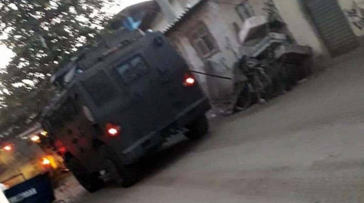 Blindado em rua da Mar&eacute;, durante a&ccedil;&atilde;o no dia 19 de julho - Reprodu&ccedil;&atilde;o/ OTT