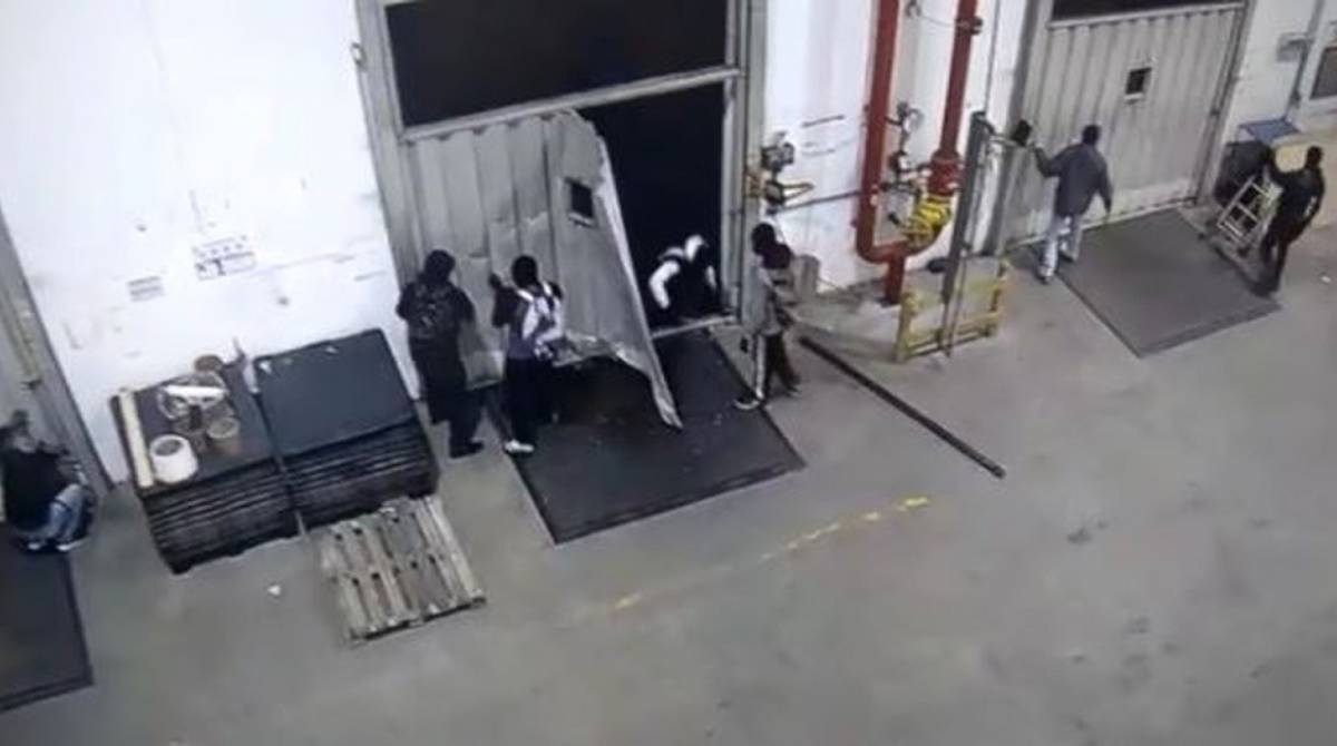 Câmeras de segurança registraram momento em que criminosos invadiram o local e renderam funcionários - Reprodução/ TV Globo