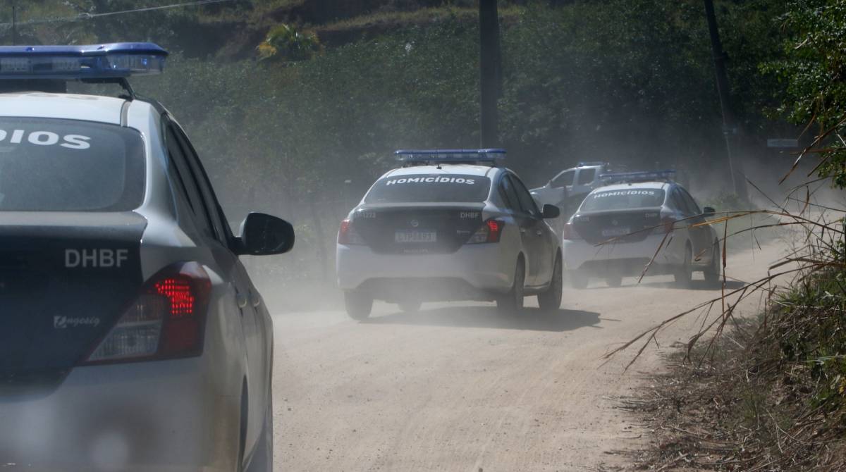 Carros da polícia seguem para cemitério, entre Queimados e Japeri - Reginaldo Pimenta