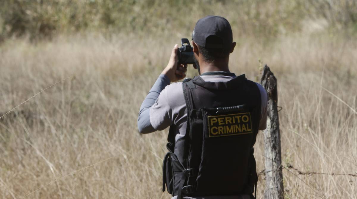 Rio de Janeiro - RJ  - 19/07/2019 - cemiterio clandestino- policiais civis, da DHBF, localizaram um cemiterio clandestino utilizado por milicianos, entre Queimados e Engenheiro Pedreira, na baixada fluminense  - foto: Reginaldo Pimenta / Agencia O Dia