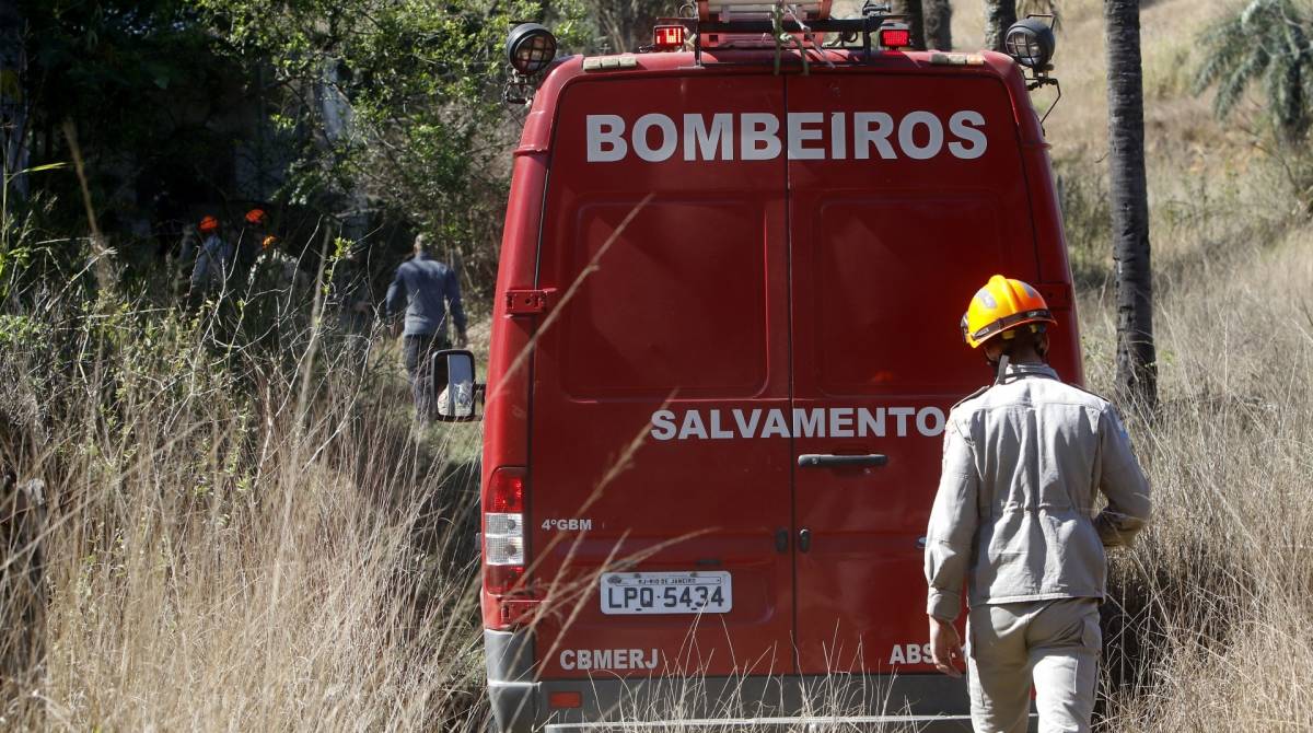 Rio de Janeiro - RJ  - 19/07/2019 - cemiterio clandestino- policiais civis, da DHBF, localizaram um cemiterio clandestino utilizado por milicianos, entre Queimados e Engenheiro Pedreira, na baixada fluminense  - foto: Reginaldo Pimenta / Agencia O Dia