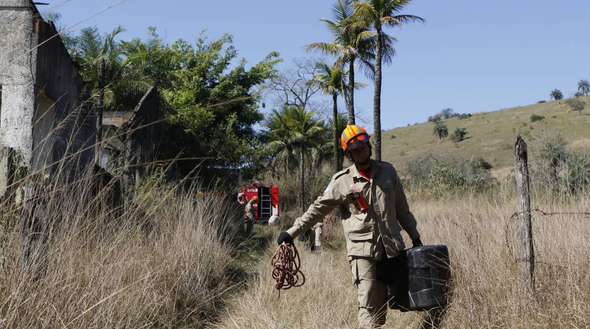 Rio de Janeiro - RJ  - 19/07/2019 - cemiterio clandestino- policiais civis, da DHBF, localizaram um cemiterio clandestino utilizado por milicianos, entre Queimados e Engenheiro Pedreira, na baixada fluminense  - foto: Reginaldo Pimenta / Agencia O Dia