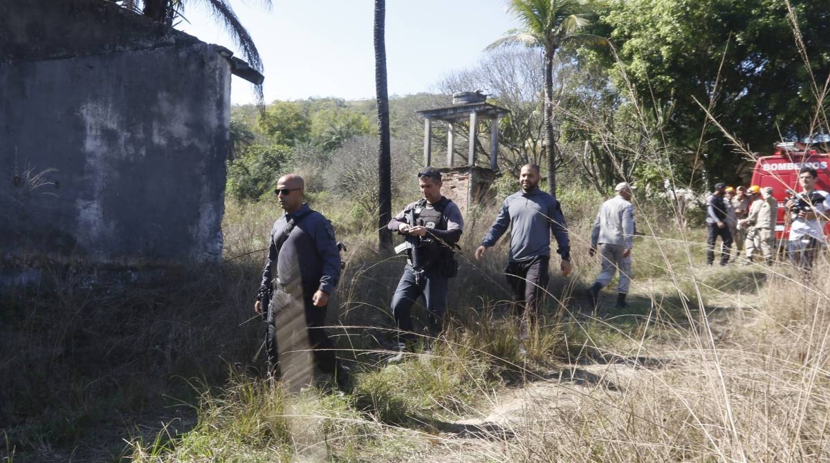 Rio de Janeiro - RJ  - 19/07/2019 - cemiterio clandestino- policiais civis, da DHBF, localizaram um cemiterio clandestino utilizado por milicianos, entre Queimados e Engenheiro Pedreira, na baixada fluminense  - foto: Reginaldo Pimenta / Agencia O Dia