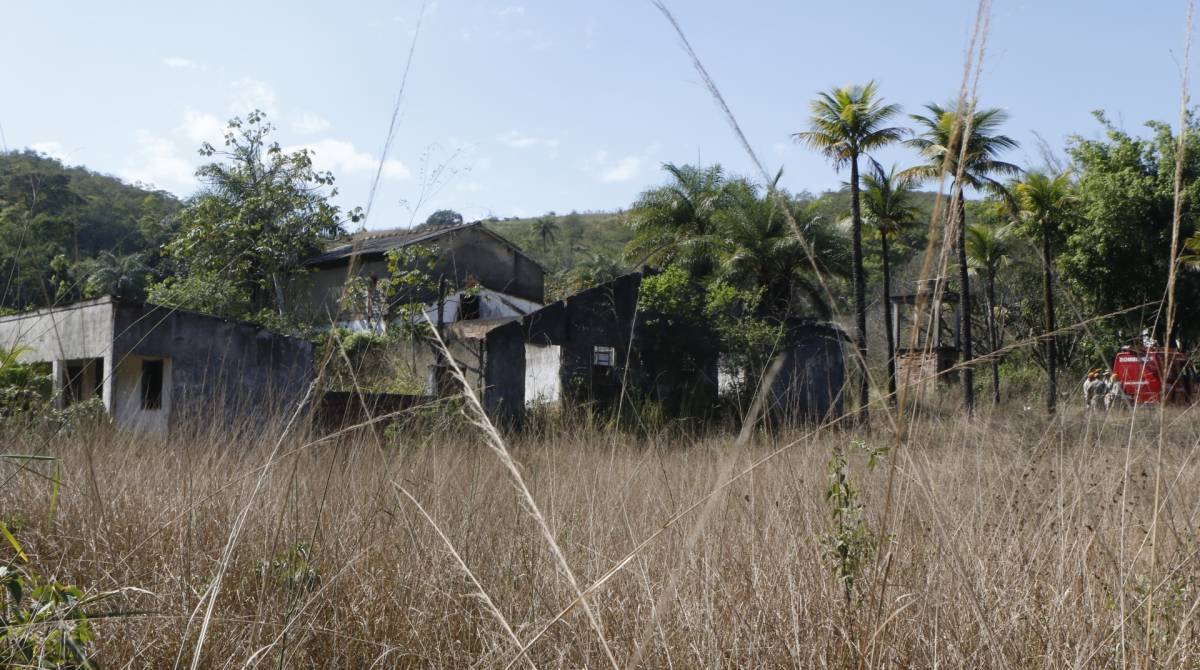 Rio de Janeiro - RJ  - 19/07/2019 - cemiterio clandestino- policiais civis, da DHBF, localizaram um cemiterio clandestino utilizado por milicianos, entre Queimados e Engenheiro Pedreira, na baixada fluminense  - foto: Reginaldo Pimenta / Agencia O Dia