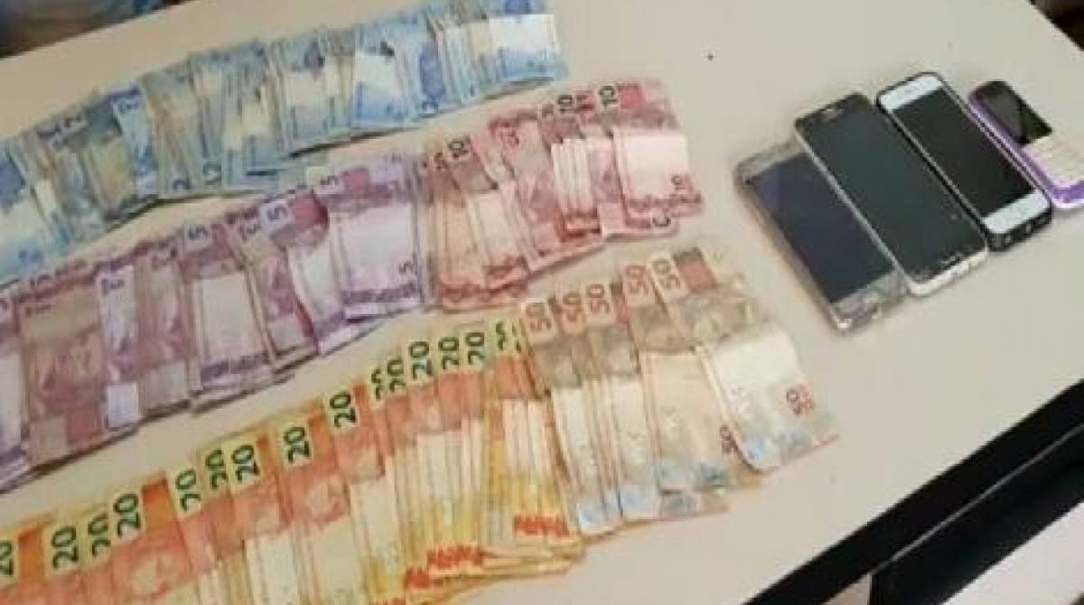 Agentes da Draco apreenderam cerca de R$ 2 mil com milicianos em Paciência, Zona Norte do Rio - Divulgação