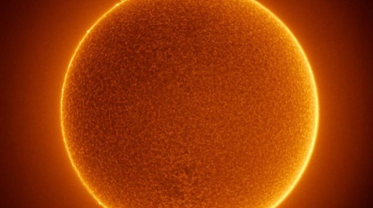 NASA captura imagem da Estação Espacial Internacional (ISS) passando em frente ao Sol