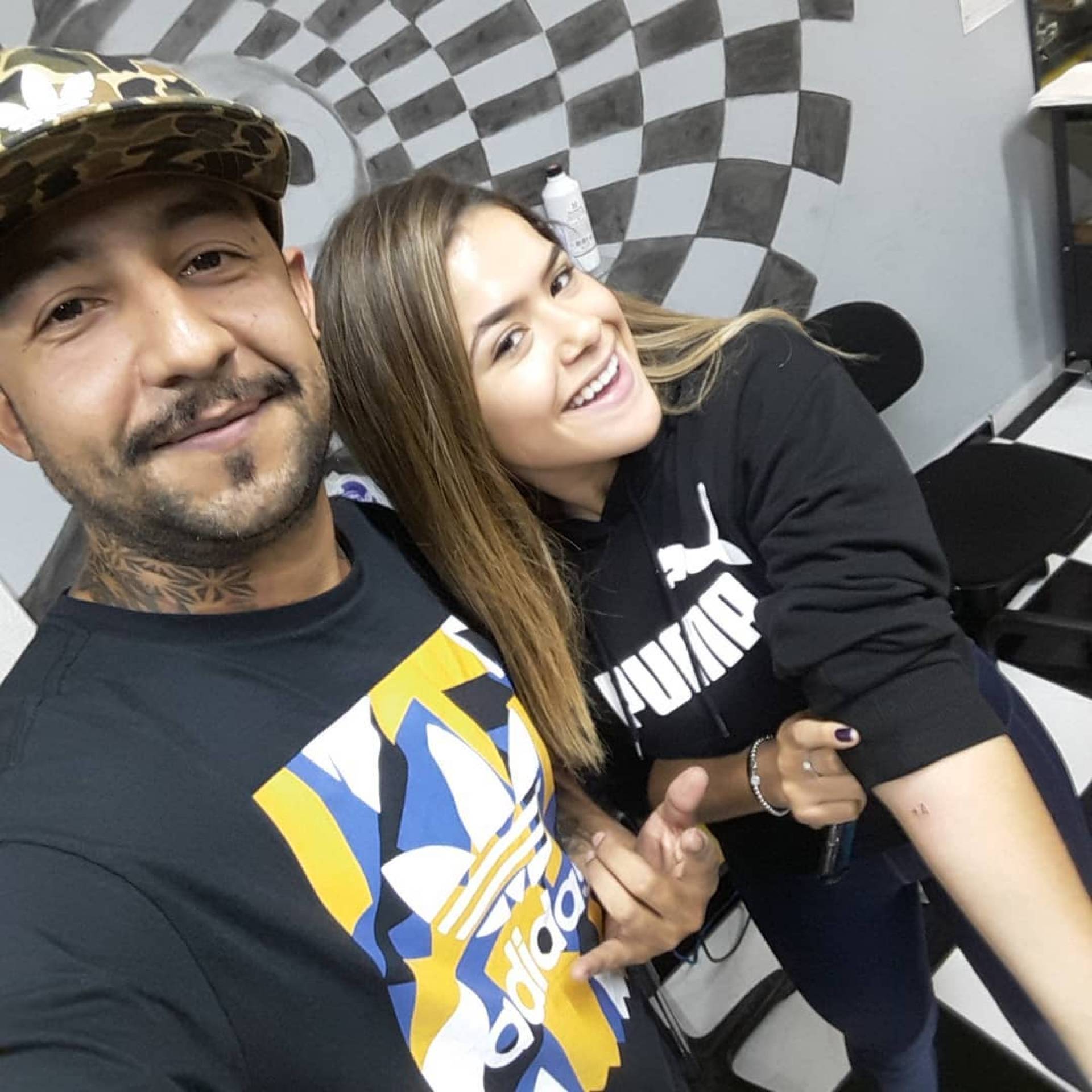 Maisa Silva com o tatuador